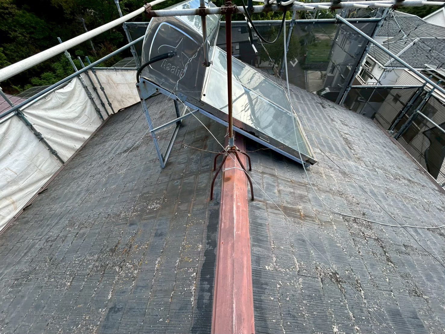H様邸 オークリッジカバー工事施工前 温水器