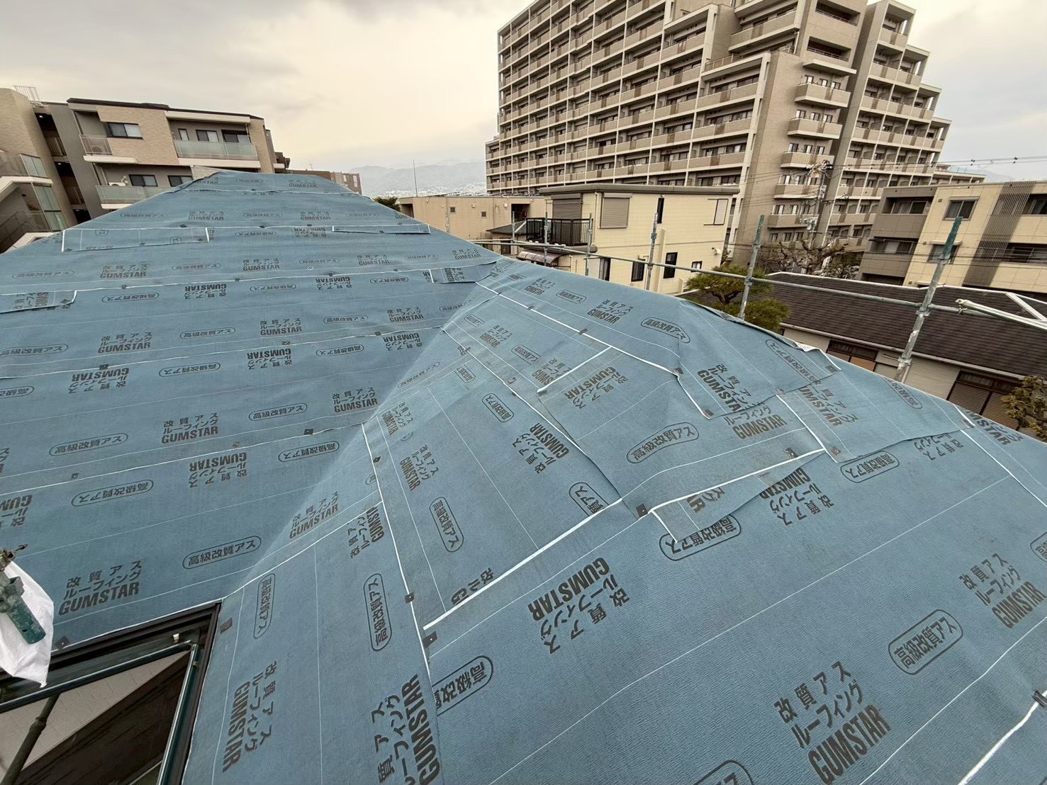 ガルテクト屋根カバー工事の防水シート施工