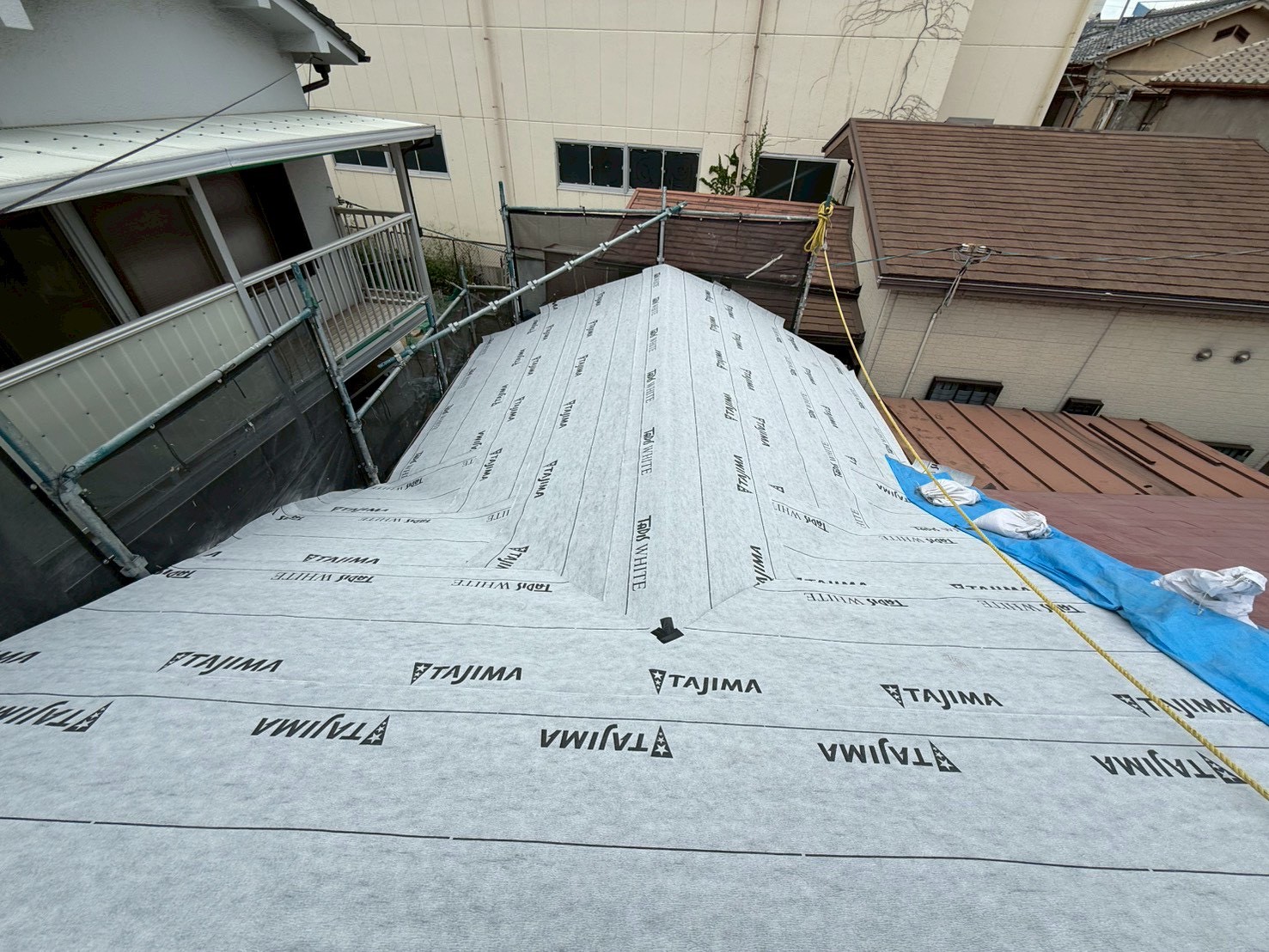 ROOGA屋根葺き替え工事の防水シート施工