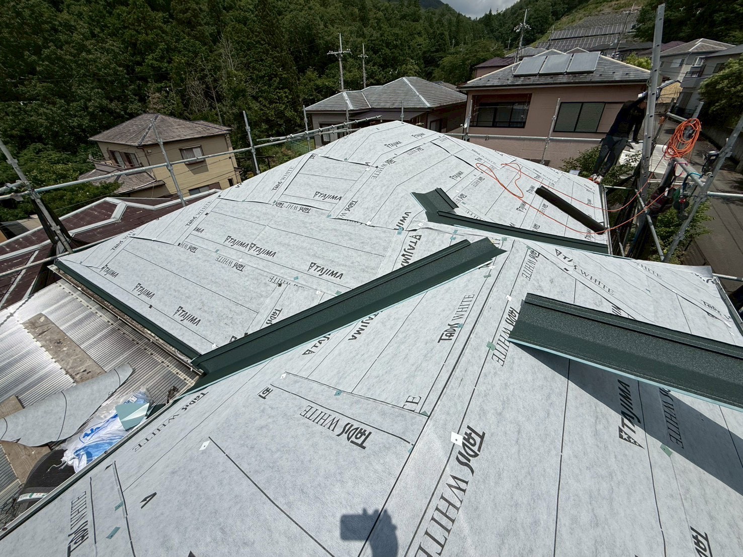 屋根カバー工法の防水シート施工