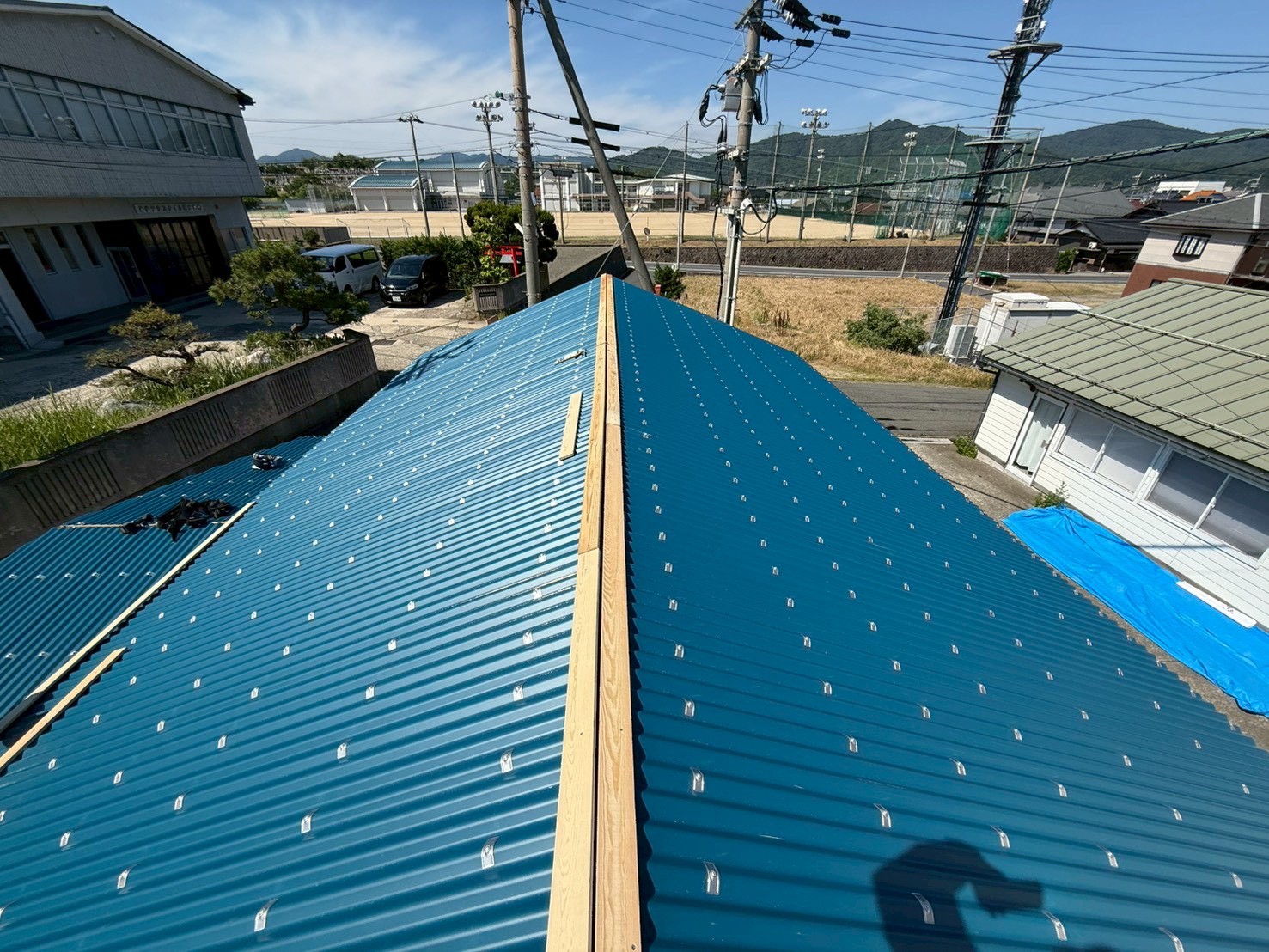 屋根カバー工法の防水シート施工