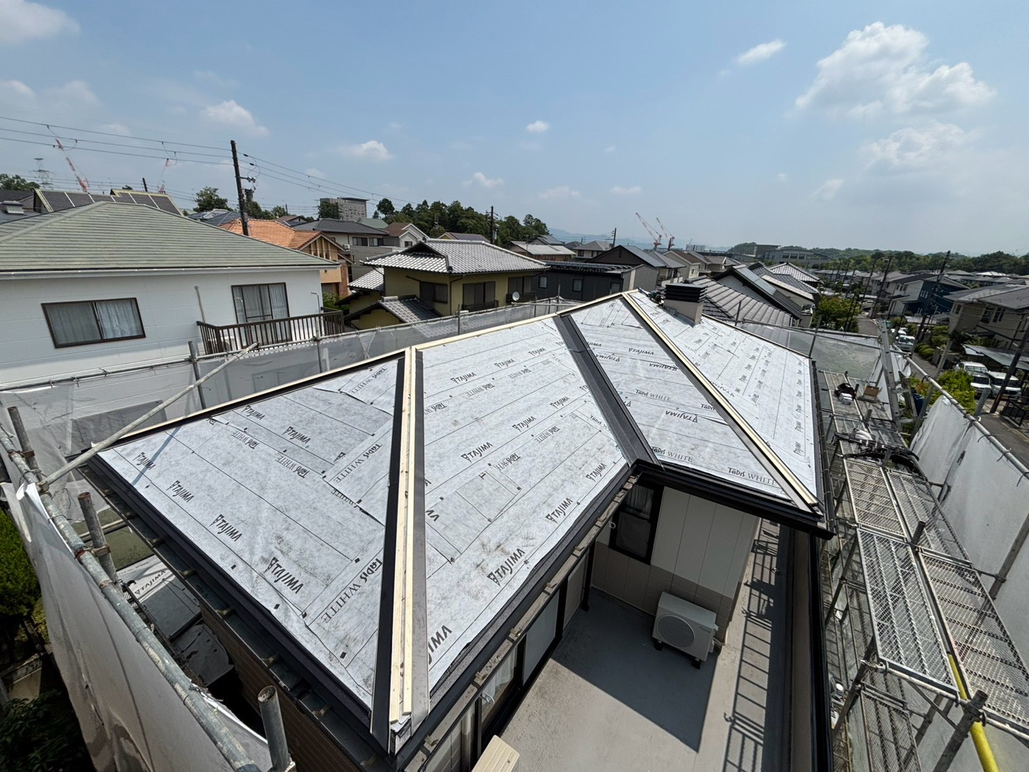 ガルテクト屋根カバー工事の防水シート施工