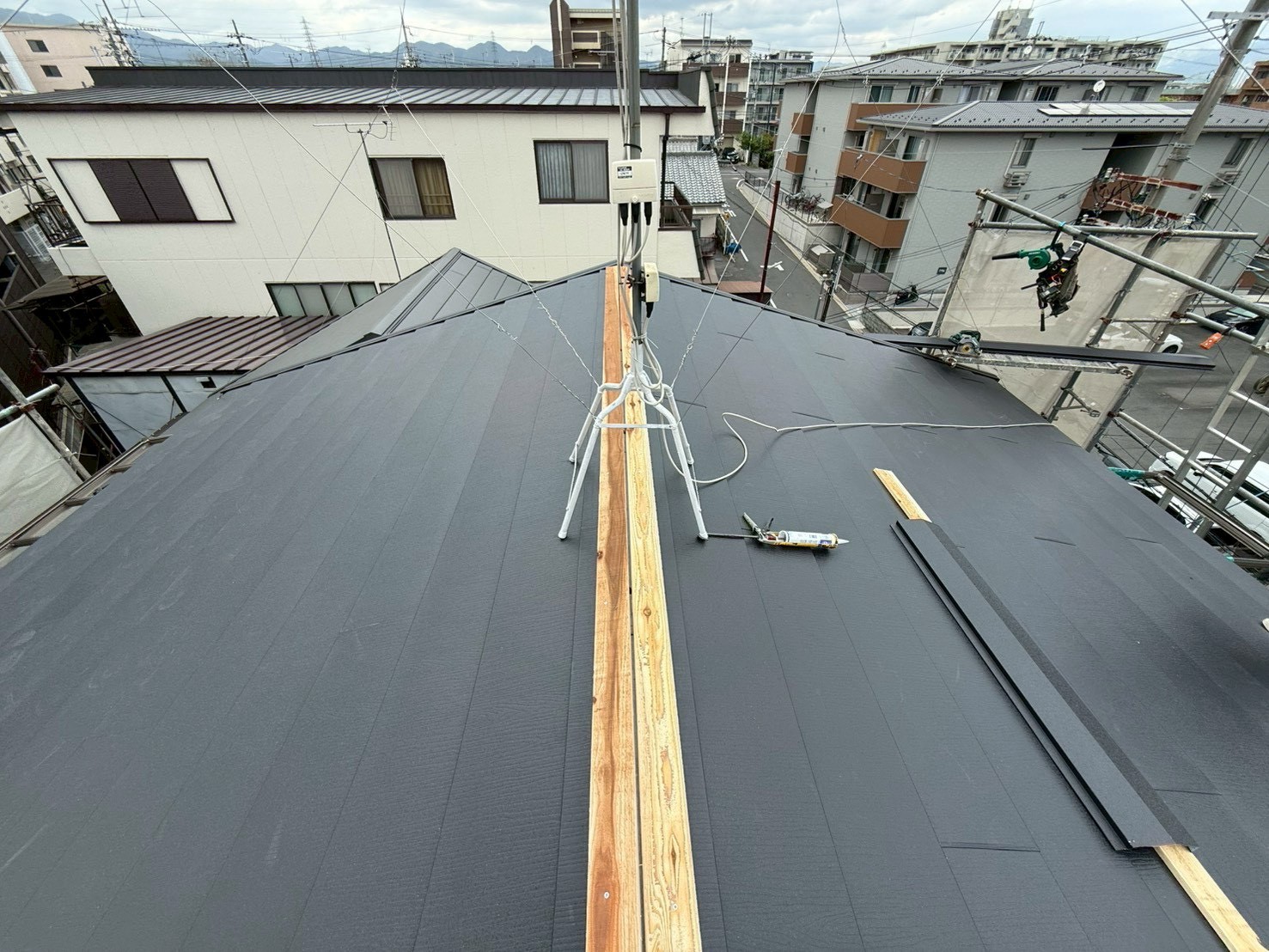 W様邸 ガルテクトカバー工事 棟下地施工