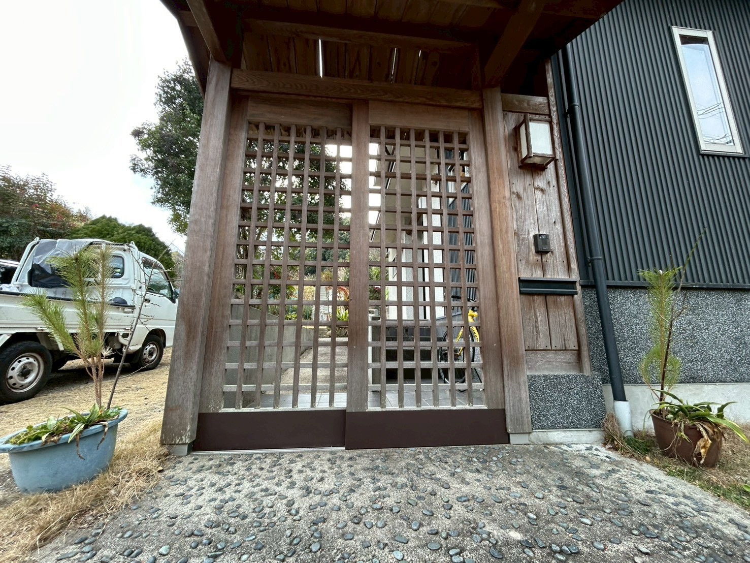 板金工事施工後の玄関引戸