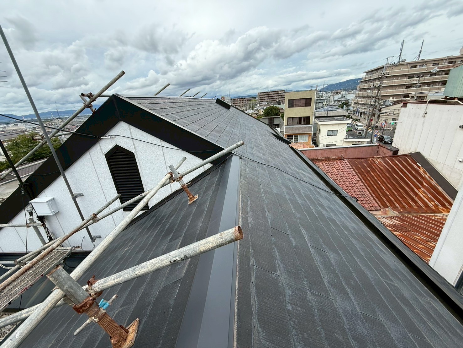 新規棟板金施工中